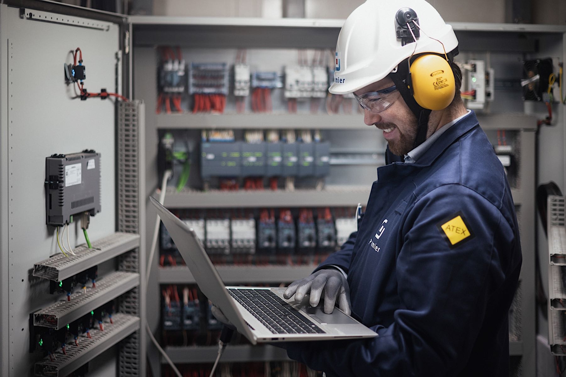 technicien sur un chantier avec son ordinateur