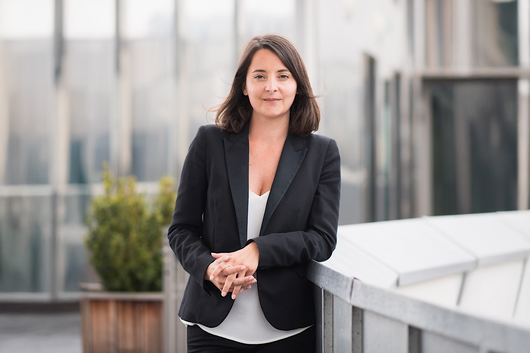 femme gérante d'une entreprise qui pose en extérieur